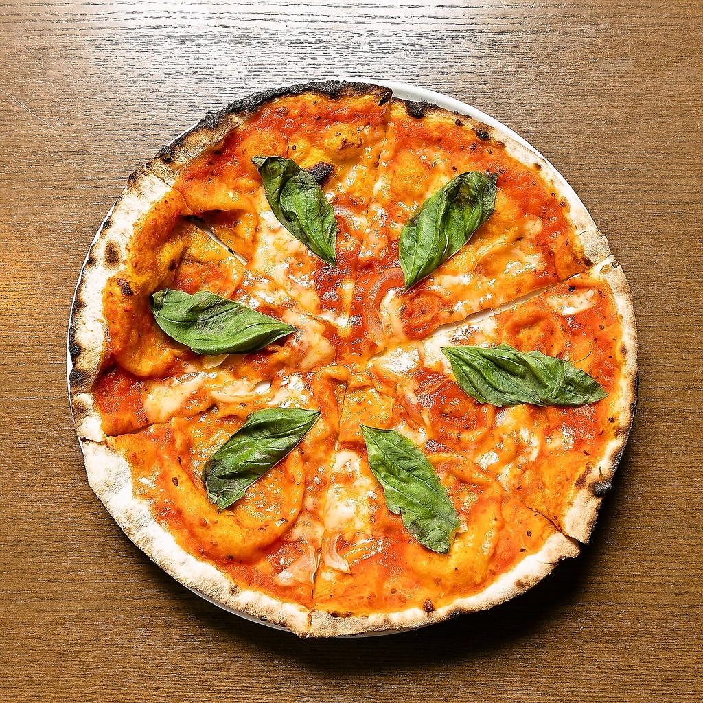 名物の窯焼きpizza マルゲリータ。トマトソースとバジルの香りが広がるシンプルながらも味わい深い◎