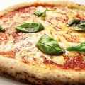 料理メニュー写真 フレッシュバジルとモッツァレラチーズのピザ