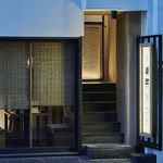 心斎橋駅より徒歩5分の好立地にございます。旬の食材を使用した本格創作和食をお愉しみください。