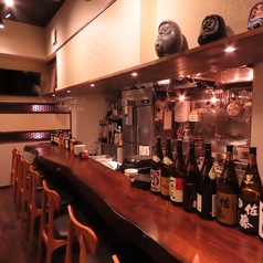 落ち着いたカウンター席。