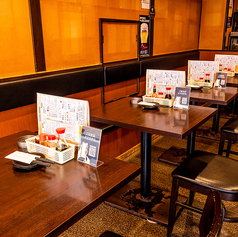 広々とした店内にあるテーブル席は、お一人様はもちろんのこと、カップル、ご友人との飲み会、そして大人数の宴会まで、様々なシーンでご利用いただけます。