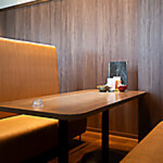 人気のBOX席は2人～20人まで気軽に使える快適なスペース♪落ち着いた雰囲気の中でゆったり過ごせる使いやすさが魅力★柔らかく包み込まれるような居心地の良さが広がり、気軽に利用しやすい安心感も嬉しいポイントです。穏やかに過ごせる心地よさが魅力。ゆったり楽しめます。癒やしです。心地よい時間です。ぜひどうぞ。