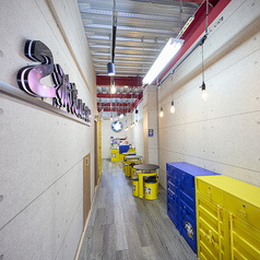 入口手前に立ちカウンター席を10席備えています。カウンター席はご予約不要のため、ふらっと立ち寄ってお食事を楽しみたい方にもおすすめです。お一人さまも気兼ねなくご利用いただけます。