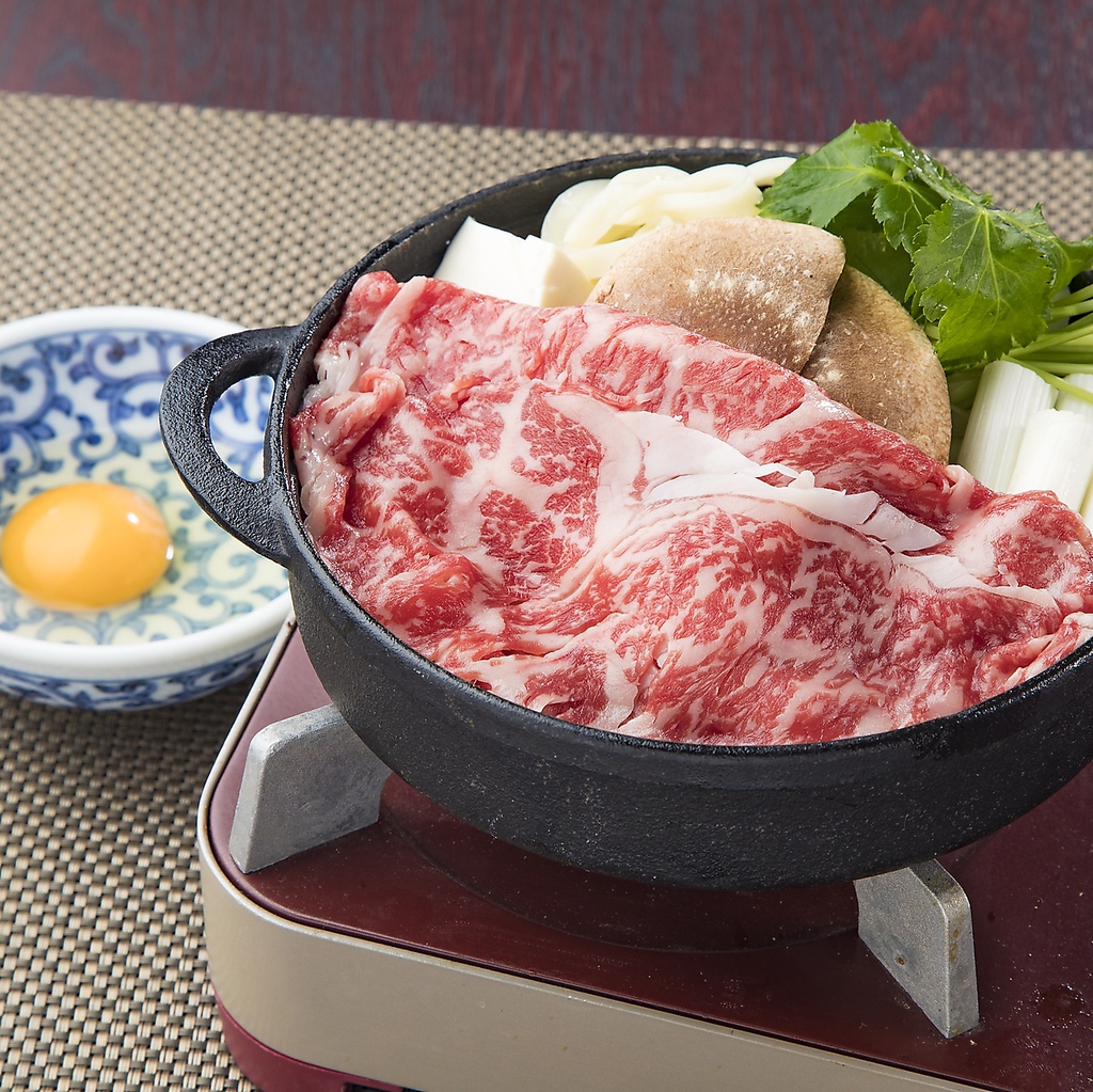 やわらかい黒毛和牛を堪能できる、天狗自慢の特撰すき焼きです。口の中でとろける美味しさ！！