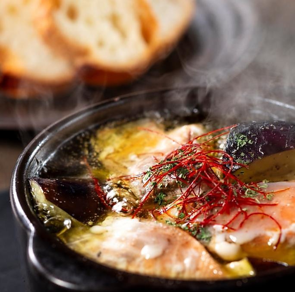 アヒージョは季節に合わせた食材でご用意しています