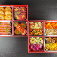 華やかなおせちデリ。新春を彩る、和牛・海老の贅沢二段