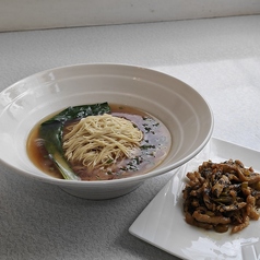 【深い旨味がクセになる】漬物と細切り肉のラーメンの写真
