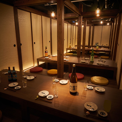 完全個室の掘り炬燵席で32名（最大40名）収容可能！完全個室完備の居酒屋として、博多駅周辺でゆっくり過ごしたい方に選ばれる当店。店内は落ち着いた照明と和のデザインで統一され、居心地の良さを追求しています。4名様から32名様まで対応可能な個室は、接待や飲み会、女子会など幅広い用途に最適です。