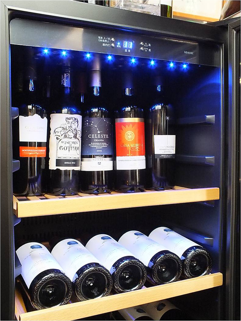 セラーでしっかりと管理されたワインも人気。プレミアムワイン『オーパス・ワン2008』もご用意！