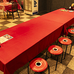 赤色が特徴的なテーブル席♪大人数のお客様もご利用いただけます！急遽の予約も大歓迎です！