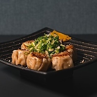 毎日手仕込み！溢れる肉汁と玉ねぎの甘みの《焼き焼売》