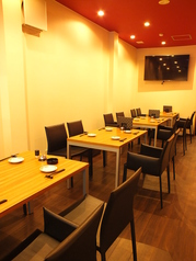 和モダンでおしゃれな空間は、美味しいお酒とお料理を味わいながらゆったりお過ごし頂けます。
