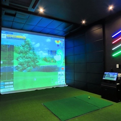 シュミレーターゴルフが出来る個室を2ブース用意しております。(最大6名様)ゴルフ場と違い、周りを気にせず自分のペースで楽しめます。