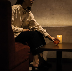 穏やかで落ち着いた雰囲気が漂う店内は、心を癒す理想的な場所です。シーシャの香りに包まれながら、読書や友人との会話を楽しむ贅沢を味わえます。キャンドルライトが心地よい空間を演出し、心を解きほぐしてくれます。自分だけの時間を大切にできる場所です♪新たなリフレッシュを体験してみてはいかがでしょうか。