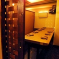 2名様～最大14名様まで、扉付きの完全個室を完備。周りを気にせず、接待、デート、会食などプライベートなシーンで上質な時間をお過ごしいただけます。