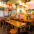 【新大久保韓国横丁】韓国料理の専門店10店舗が大集合！本場韓国の夜市のような雰囲気で、グルメ散策をしながら屋台料理を食べる事ができます。横丁内のメニューであれば一緒にオーダー可能の為、さまざまな店の自慢のメニューを少しずつお楽しみいただけます。横丁内メニューはお好みでご注文◎2階にはカラオケもOPEN！