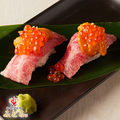 料理メニュー写真 和牛肉炙り寿司　雲丹とイクラのせ　2貫