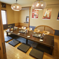 ▼掘りごたつ。足を伸ばしてゆったりくつろげる掘りごたつ席は、会社宴会や長時間の飲み会に大人気。靴を脱いでのびのびと過ごせるため、リラックスした宴会を実現できます。博多自慢の料理を囲んで、心置きなく仲間や家族との会話をお楽しみください。疲れを癒やし、心も体もリラックス。