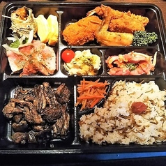 地鶏の炭火焼/手羽先のカリカリ焼/熟成鶏と温玉の親子丼 など