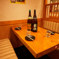 《2~4名様向け》少人数利用にもおすすめ◎2名様から4名様でのご利用に最適な、落ち着いたお席をご用意しております。 親しいご友人との語らいや、大切な方とのデートなど、少人数でゆったりと過ごしたい夜に最適です。 周りを気にせず、美味しいお料理と会話をごゆっくりお楽しみください。