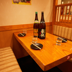 《2~4名様向け》少人数利用にもおすすめ◎2名様から4名様でのご利用に最適な、落ち着いたお席をご用意しております。 親しいご友人との語らいや、大切な方とのデートなど、少人数でゆったりと過ごしたい夜に最適です。 周りを気にせず、美味しいお料理と会話をごゆっくりお楽しみください。