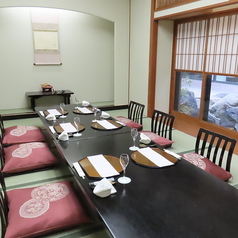 座卓スタイル。お子様の成長を願うお食事の席にぴったりです。完全個室のため、小さなお子様連れでも安心。