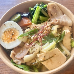 10種野菜の日替わりデリプレート（写真は豚のオイスター炒め）