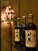 夜になるとゆっくりとお酒が楽しめる、和風バーとして楽しんでいただけます。日本酒や各種ボトルも取り揃えております。