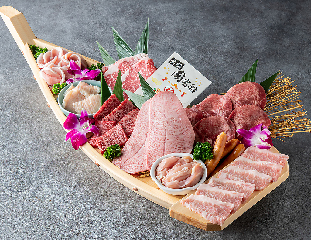 豪快な肉の船盛りは味、量、見た目三拍子そろった満足商品です。