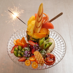 【特別な日のサプライズに】果物を贅沢に使った華やかなデザートの盛り合わせは見た目にも美しい一品の写真