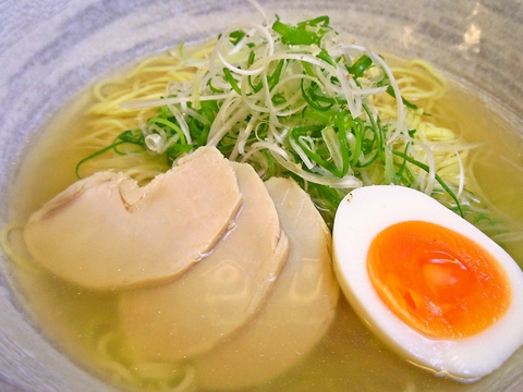 卵黄を使用したオリジナルのもちもち麺と清湯スープのあっさり味を24時間味わえる。