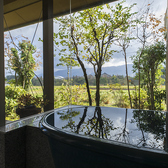 こちらは宿泊者向け客室（枝椿）からの眺望です。陶器のお風呂から望む里山の風景もまた格別です。