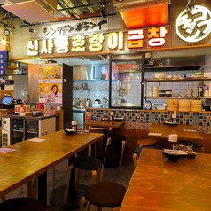 【新大久保韓国横丁　第一食堂】活気あふれる賑やかな店内には、さまざまな用途に使いやすいカウンター席やテーブル席を完備。お一人様はもちろん、ショッピング帰りのお食事や女子会などのお集まりにも最適です◎