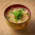 料理メニュー写真&nbsp;『豚汁』とんかつに使う銘柄豚をたっぷり使用。大源味噌さんの白味噌を合わせています。