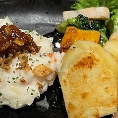 【お奨め！単品メニュー】グリル野菜と食べる牛たんラー油のポテトサラダ