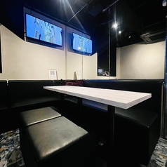 お洒落な雰囲気の中で寛げるソファ席は、女性同士の集まりやリラックスしたい夜に最適です。広めの設計なので、荷物が多い時でも安心。恵比寿の夜を心地よく締めくくる、快適なソファー席です★