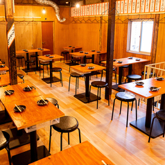 テーブルをつなぎ合わせると、大型宴会も可能でございます!宴会や飲み会など利用用途に合わせてお席のレイアウトが可能です!お気軽にお申し付け下さい。