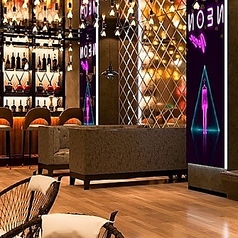 2名掛けのソファが2つ向かい合わせになっています。