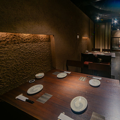 ゆったりとした4名掛けテーブル席を2卓ご用意。シックでモダンな空間は、接待や会食、記念日など大切な場に最適です。周囲を気にせず、落ち着いてお食事をお楽しみいただけます。