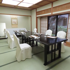 テーブル・イススタイル。大切なビジネスシーンでの接待や、結納、顔合わせ、長寿のお祝いなどには、テーブル椅子スタイルがおすすめです。