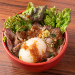 当店自慢のローストビーフ丼は食べ応え抜群！特製ソースと卵黄を絡めて贅沢な味わいをどうぞ！