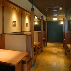 広々とした店内落ち着いたテーブル席です。人数に応じてお席をご用意いたします。※店舗により部屋の配置・席数が異なる場合がございます