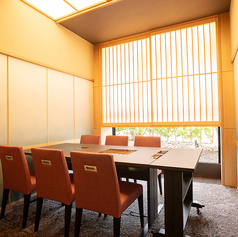 ほっこりした落ち着いた雰囲気のテーブル個室。人数に応じてレイアウト変更できますので、お気軽にお問い合わせ下さい。