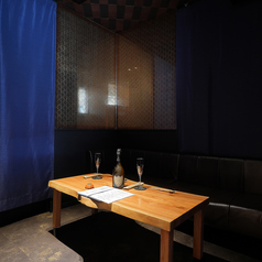 2名様だけの時間をゆったりと楽しめる、落ち着いた個室空間。お席は向かい合わせでのセットも可能ですので、ご希望の際はご予約時やお電話にてお申し付けください。大切な方との記念日や、ご夫婦・カップルでのご利用に最適です。※ランチ時の個室料はいただいておりません。