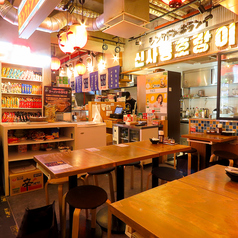 【新大久保韓国横丁】韓国料理の専門店10店舗が大集合！本場韓国の夜市のような雰囲気で、グルメ散策をしながら屋台料理を食べる事ができます。横丁内のメニューであれば一緒にオーダー可能の為、さまざまな店の自慢のメニューを少しずつお楽しみいただけます。横丁内メニューはお好みでご注文◎2階にはカラオケもOPEN！