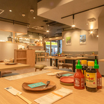 テーブルはあたたかみのある木の造り。明るい店内で楽しいお食事を…♪