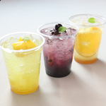 マンゴーやオレンジ、ブルーベリースカッシュなどのアイスドリンクやビールも豊富に揃えています。