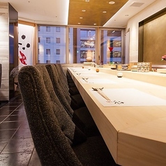 白木の美しさが映えるカウンター席は、全10席の特別な空間です。職人歴50年以上の大将が目の前で握る「ライブ感」を愉しめるのが最大の魅力♪隣の方との距離感も程よく、デートや接待、自分へのご褒美ランチなど、多彩なシーンでご利用いただけます◎職人技を特等席で眺めながら、至福のひとときをお過ごしください。