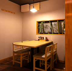 ご友人同士のお食事などに最適なテーブル席です。落ち着いた雰囲気の中で、職人が焼き上げる自慢の炭火焼鳥と厳選された日本酒を、心ゆくまでゆっくりとお楽しみいただけます。