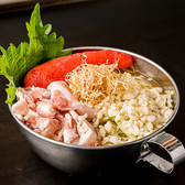 《モバイルオーダー導入店舗》心斎橋駅から徒歩2分の当店は赤い提灯が目印。店内ではお手元で簡単に注文が出来る為、料理提供までの待ち時間が圧倒的に短縮されます。グループ宴会の際は、注文履歴やお会計がすぐに確認できるため大変便利です。メニューやもんじゃの焼き方に迷った際は、スタッフまで気軽にご相談ください!